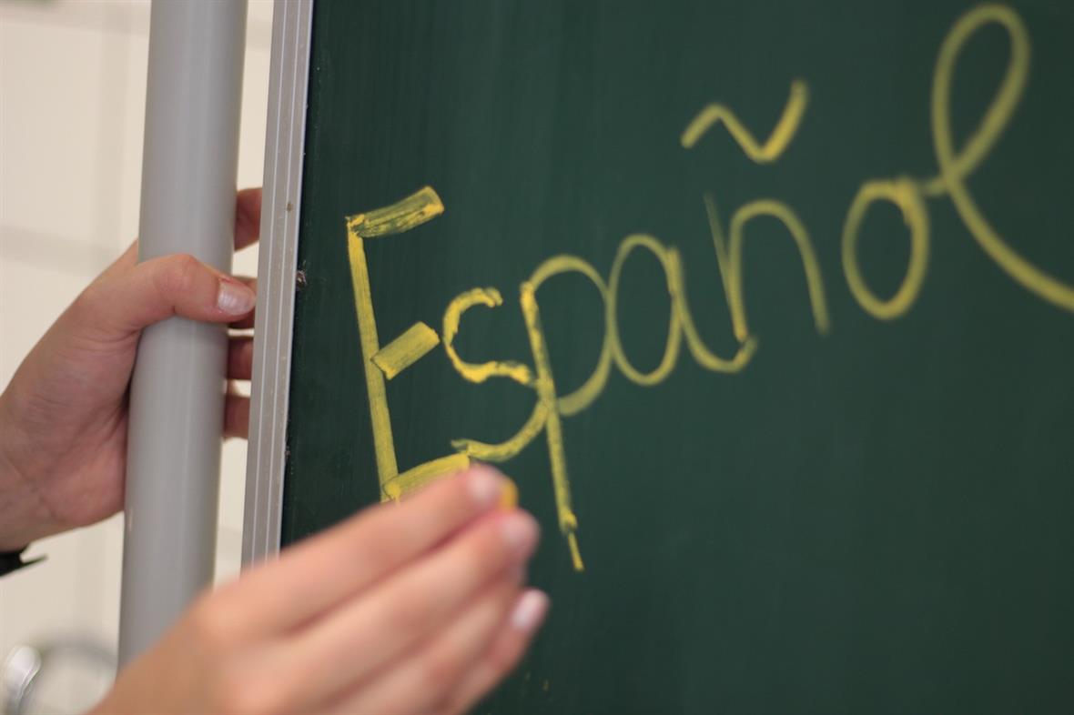 Chalkboard with Espanol written on it